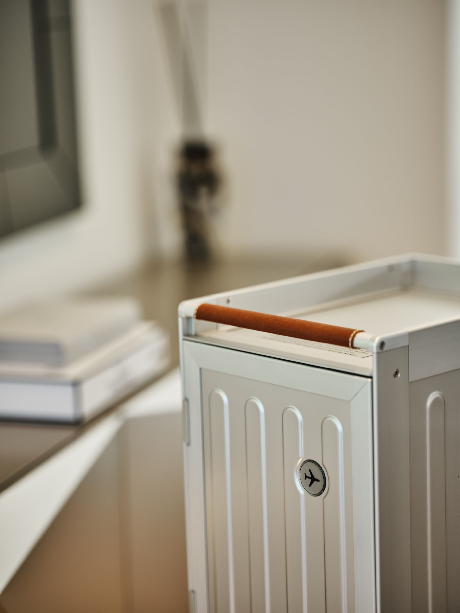 Voyager Flugzeugtrolley Bordbar aus Aluminium mit braunem Ledergriff, ideal als mobile Bar.