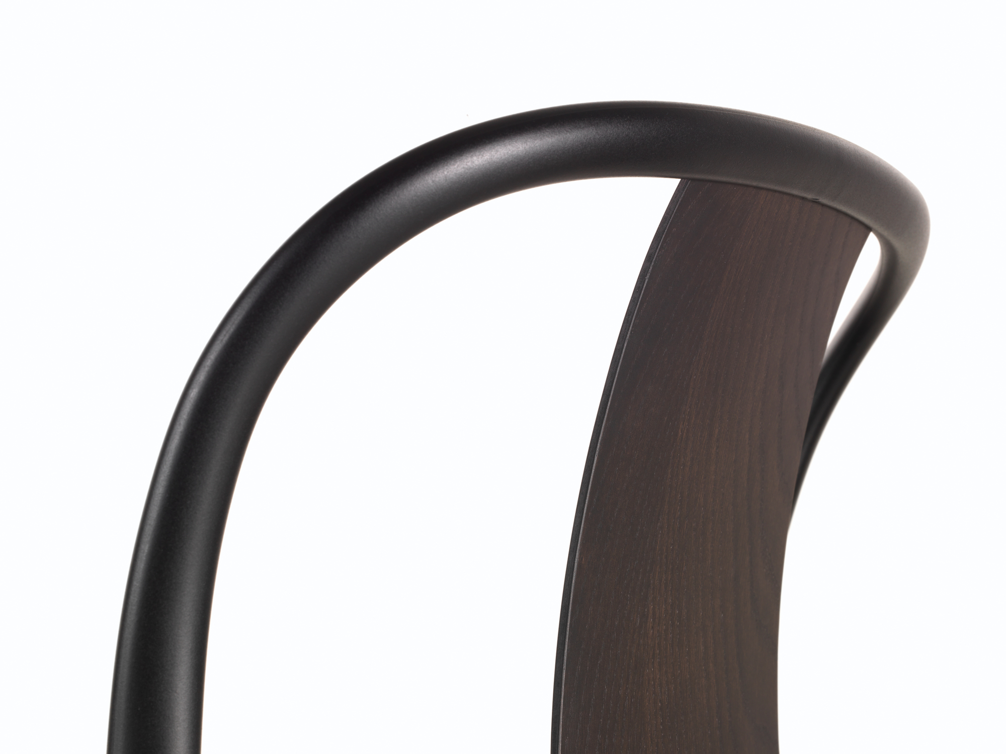 Detailaufnahme: Vitra Belleville Armchair Wood Stuhl mit dunklem Holz und schwarzem Gestell.