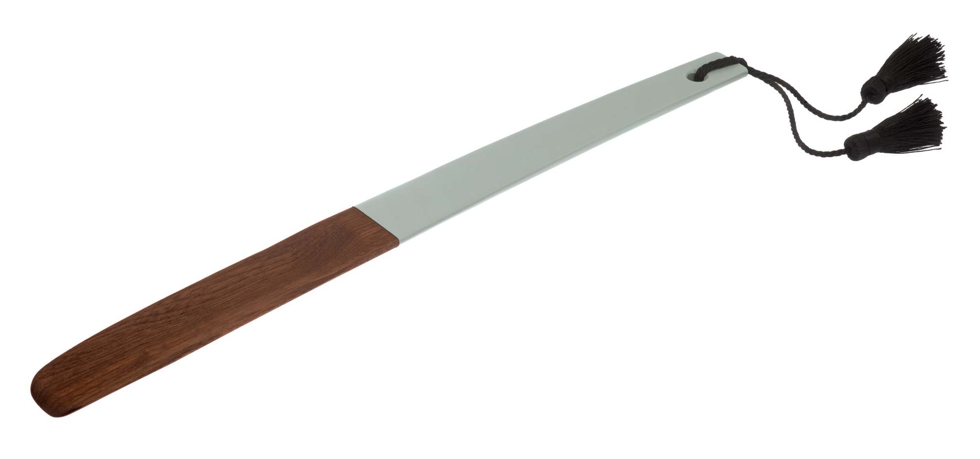 Schuhlöffel aus Holz und grauem Metall mit schwarzen Quasten, Loafer von Schönbuch.