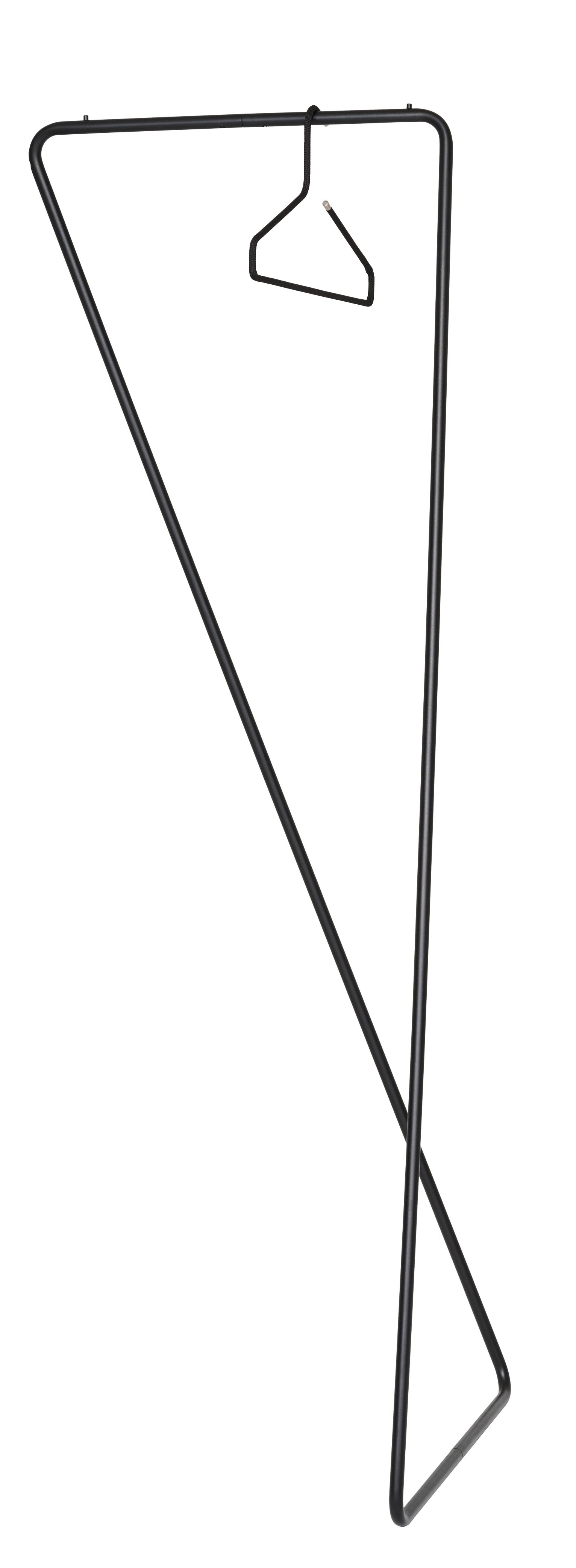 Schwarze Linnea Wandgarderobe von Schönbuch mit minimalistischem Design und einem Kleiderbügel.