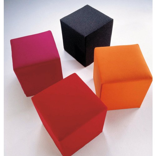 Buntes Arrangement von vier Softline Pouf Hockern in Würfelform, ideal als Sitzmöbel.