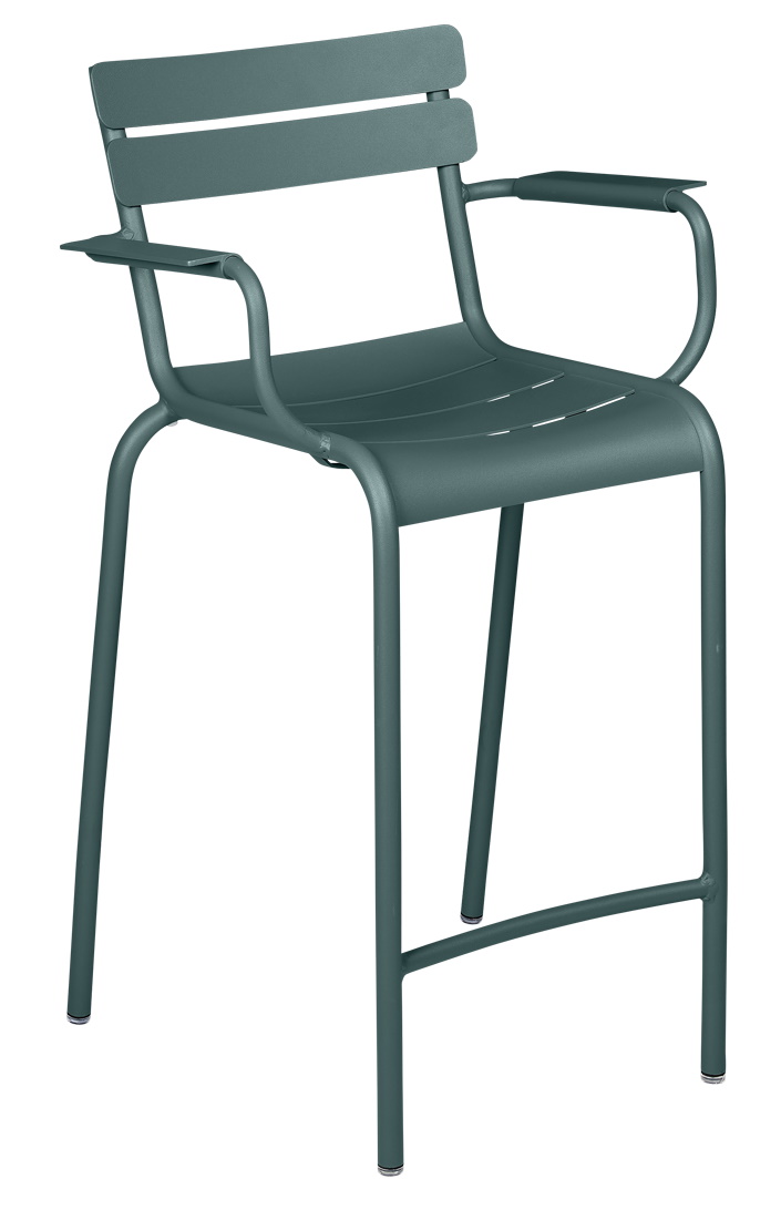 Grüner Fermob Luxembourg Barhocker für den Außenbereich mit Armlehnen, ideal für Terrasse und Garten.