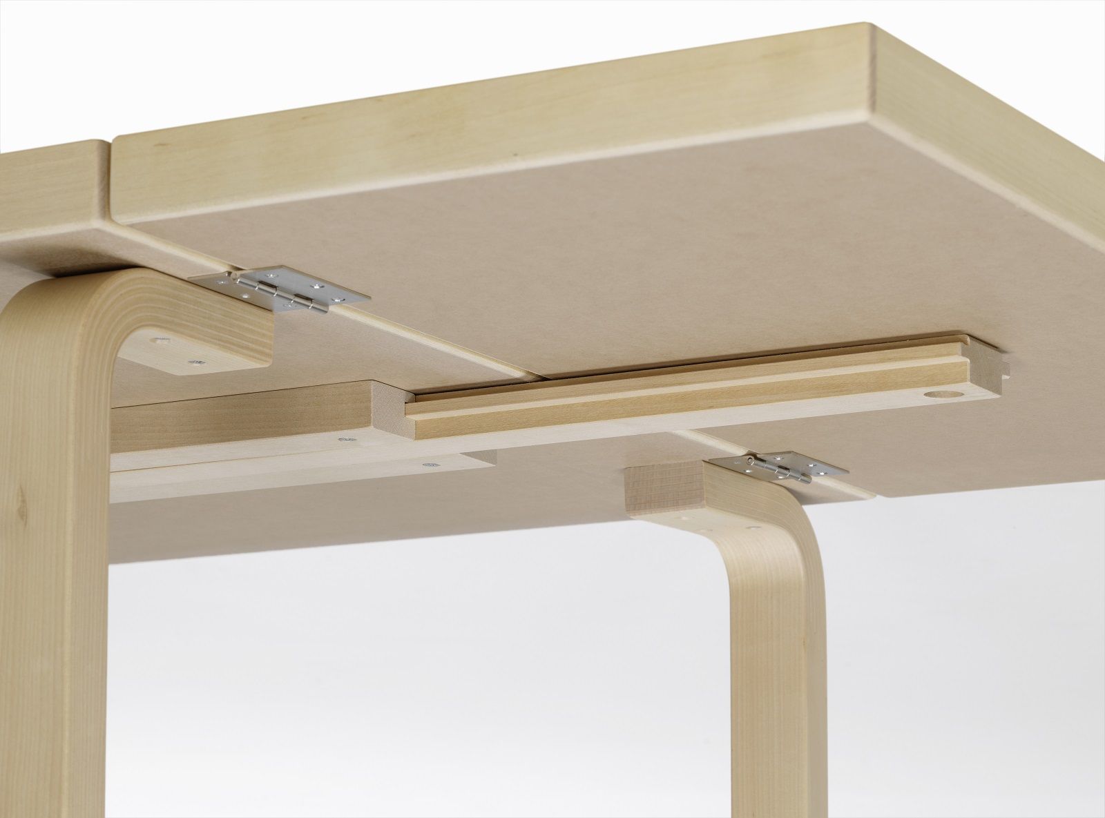 Detailaufnahme Aalto Klapptisch von Artek: Mechanismus und Holzstruktur des Tisches.