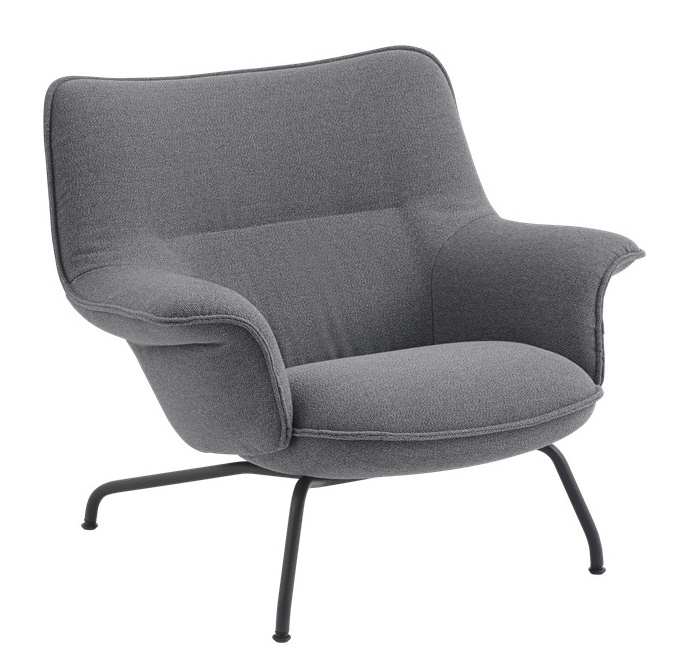 Grauer Doze Lounge Sessel von Muuto mit niedrigem Design und schwarzen Beinen.