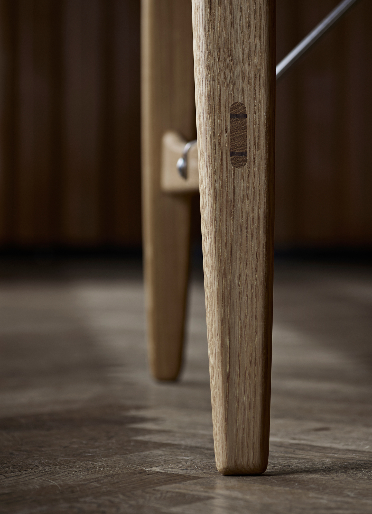 Detailaufnahme: Geölter Tischfuß des Hunting Table von Carl Hansen & Søn. Eichenholz und Zapfenverbindung.