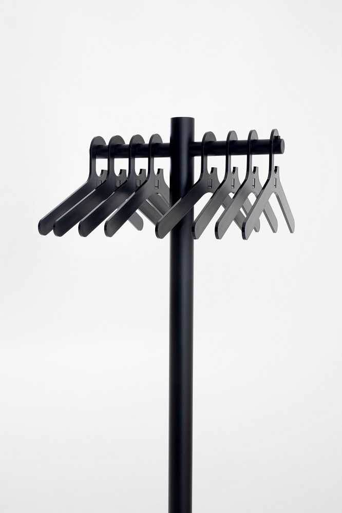 Schwarzer Cascando Pole Garderobenständer mit mehreren Kleiderbügeln an einer zentralen Stange für Büro und Zuhause.