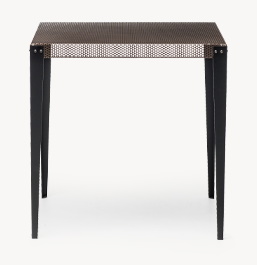 Nizza Tisch von Moroso Diesel: Quadratischer Beistelltisch mit brauner Tischplatte und schwarzen Beinen. Designermöbel für Wohnzimmer.