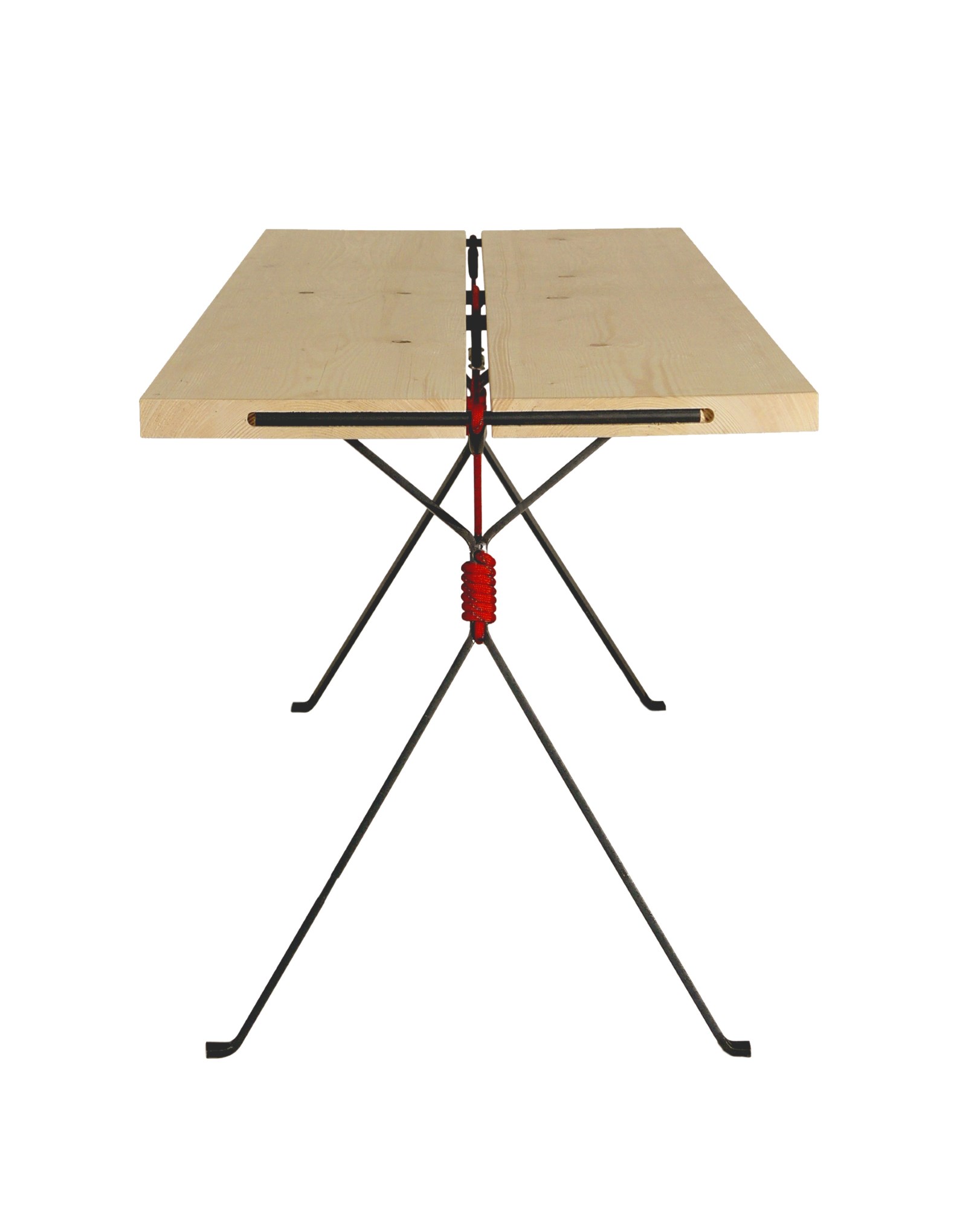 Kampenwand Tisch von Moormann: Holztisch mit markantem, rotem Spannsystem und filigranem Stahlgestell.
