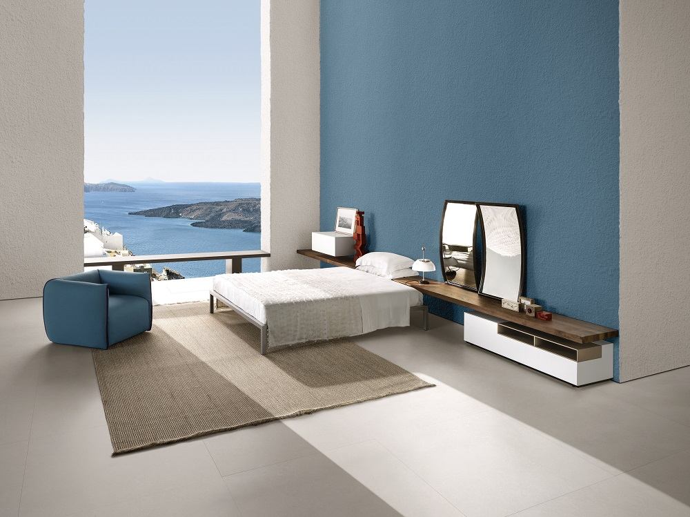Schlafzimmer mit Aluminium Bettgestell, Lattenrost und Meerblick. Modernes Design für erholsamen Schlaf.
