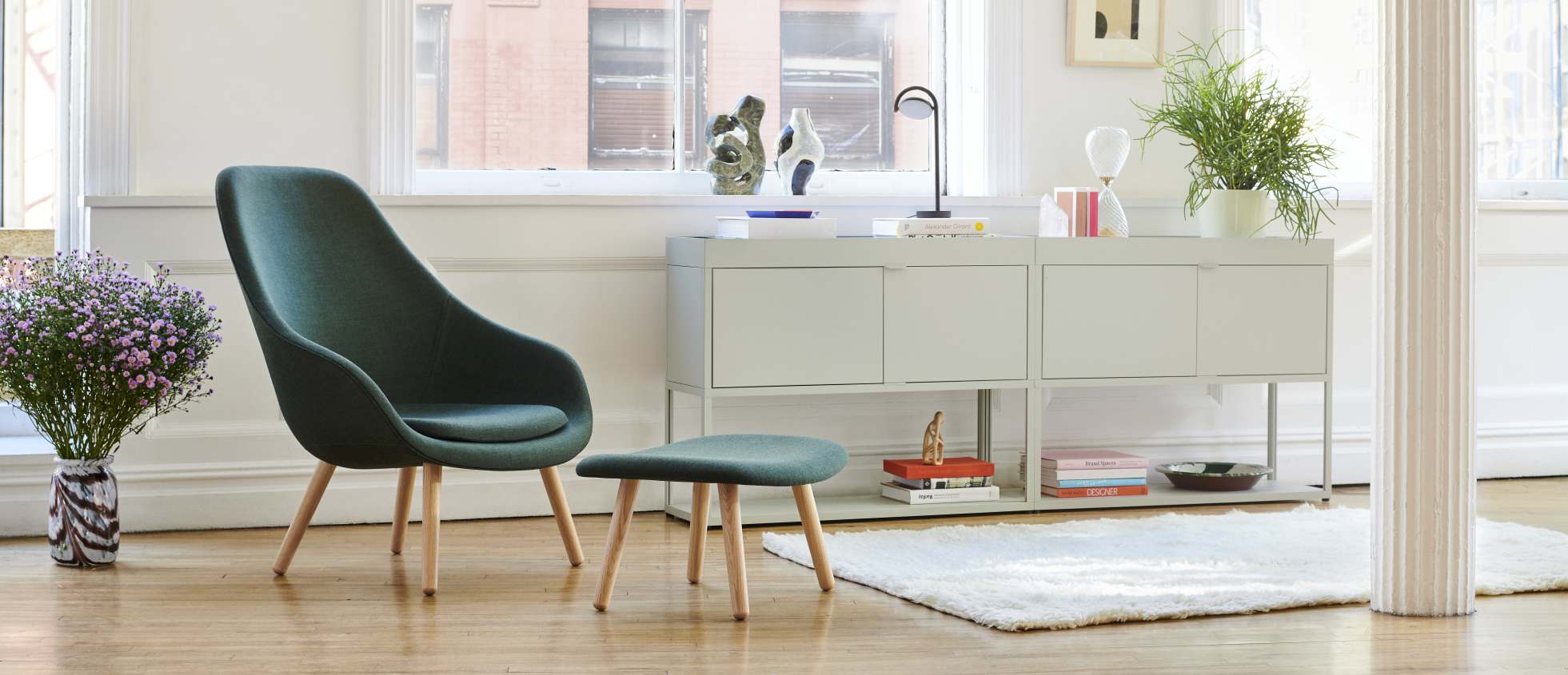 About A Lounge Chair AAL 03 mit passendem Hocker in Grün und Holzbeinen.