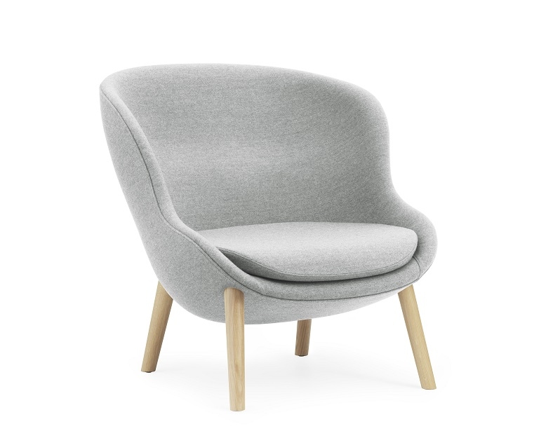 Grauer Hyg Lounge Chair Sessel von Normann Copenhagen mit Holzbeinen, bequemer Polstersessel.