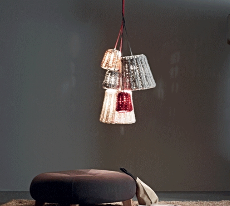 Granny Hängeleuchte von Casamania Horm: Mehrere gestrickte Lampenschirme in Weiß und Grau. Design Hängelampe.