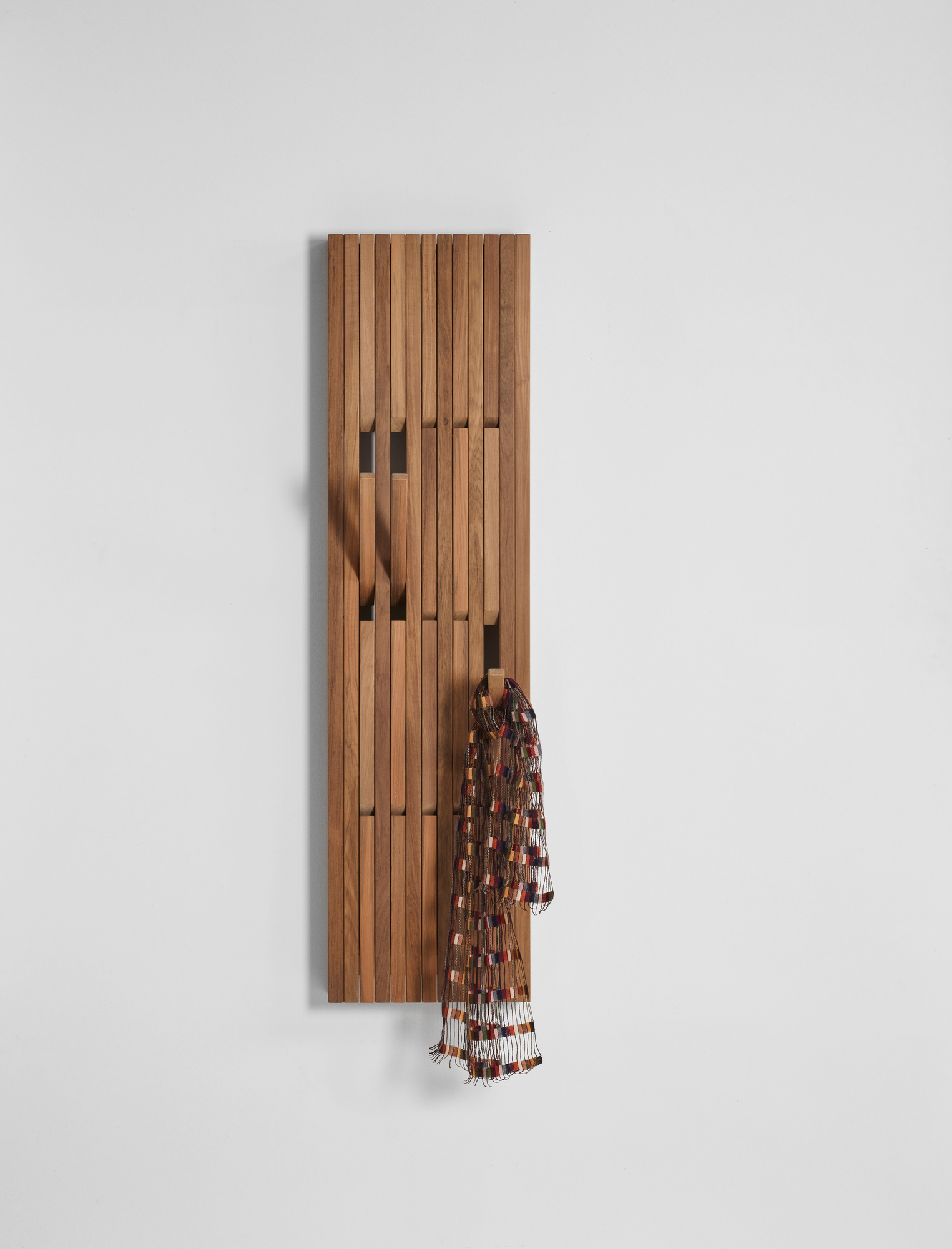 Piano Wandgarderobe aus Walnussholz mit Schal, flexible Haken für Jacken, Mäntel und Accessoires.