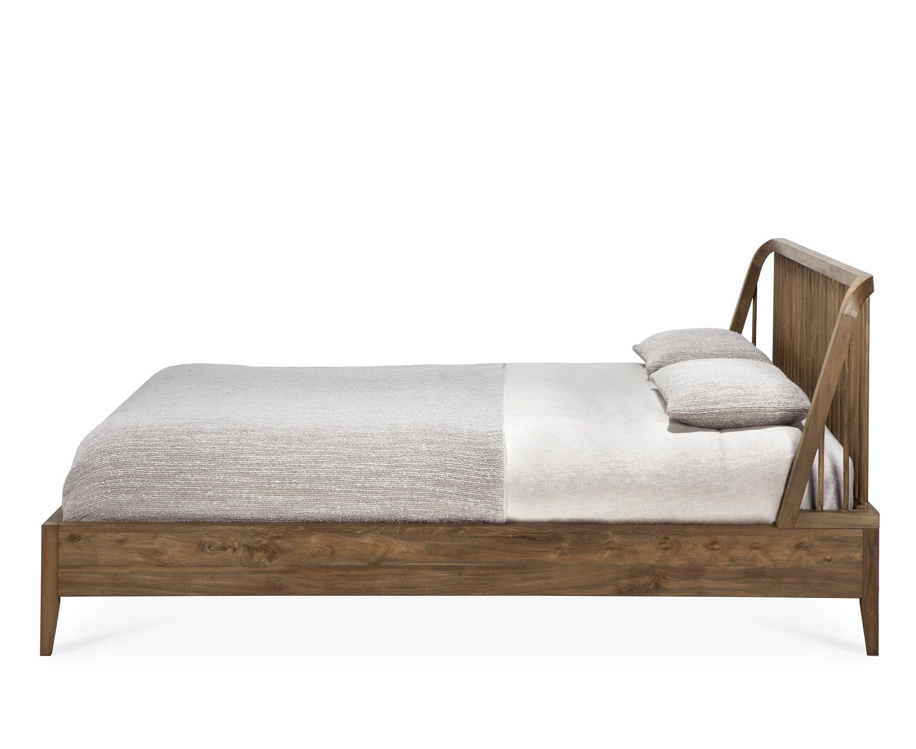 Spindle Bett aus Teakholz, Ethnicraft, 160x200 cm, mit Lattenrost und Kissen, Seitenansicht.