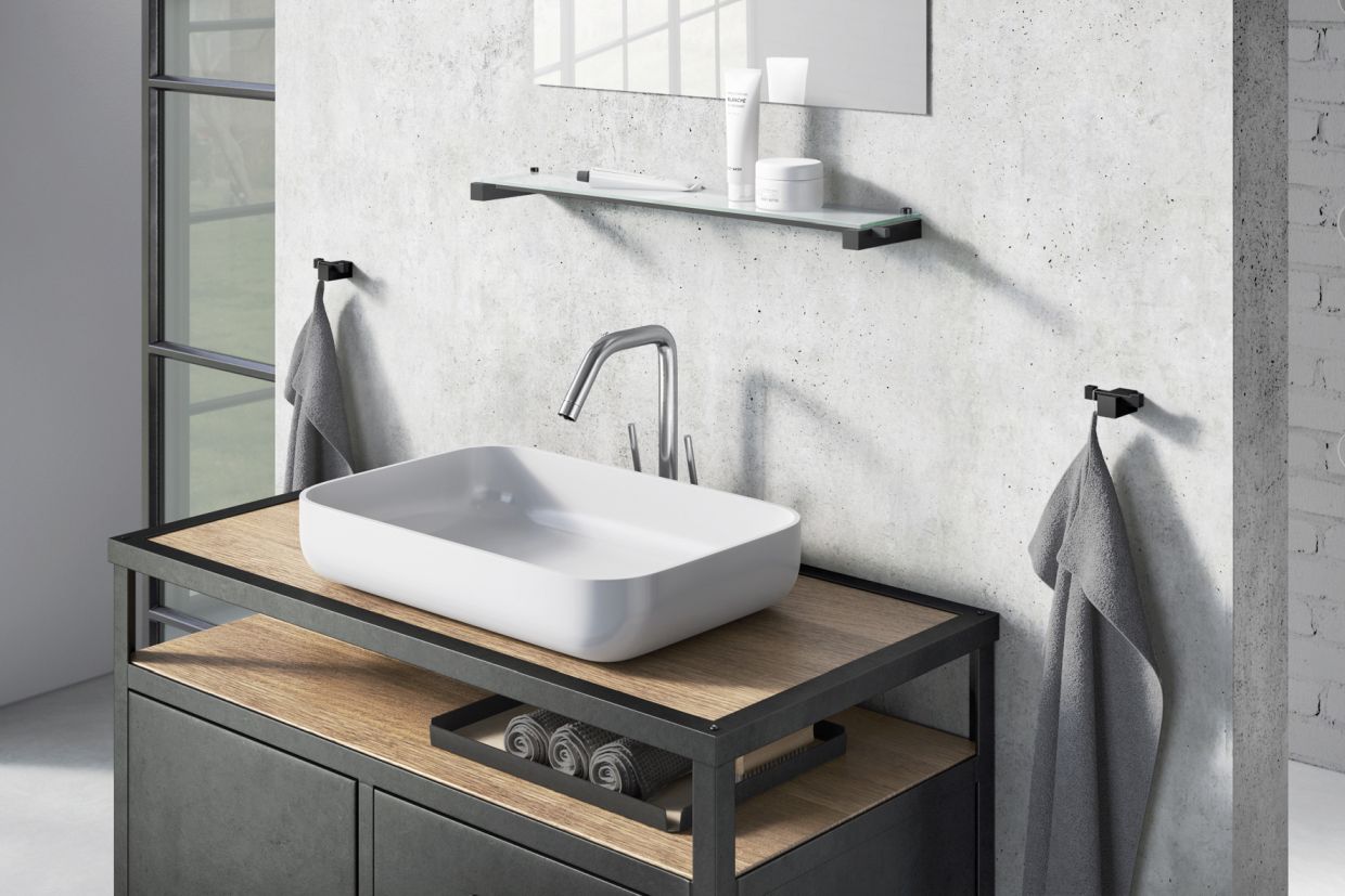 Badezimmer-Szene mit zwei schwarzen Carvo Handtuchhaken von ZACK, jeweils mit einem grauen Handtuch.