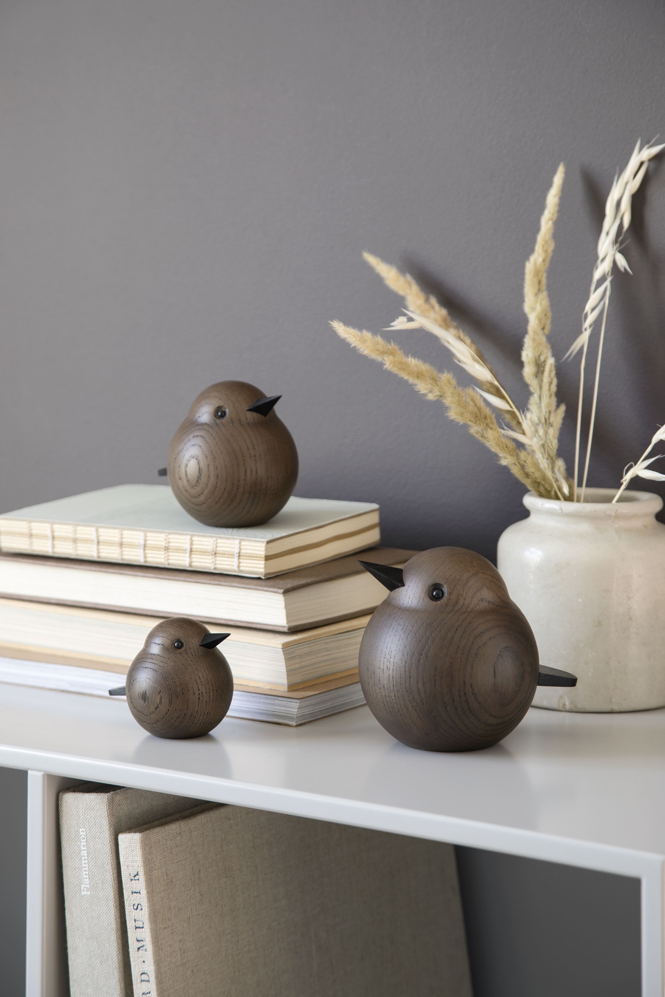 Drei Sparrow Holzfiguren aus rauchgebeizter Eiche von Novoform als moderne Dekoration.