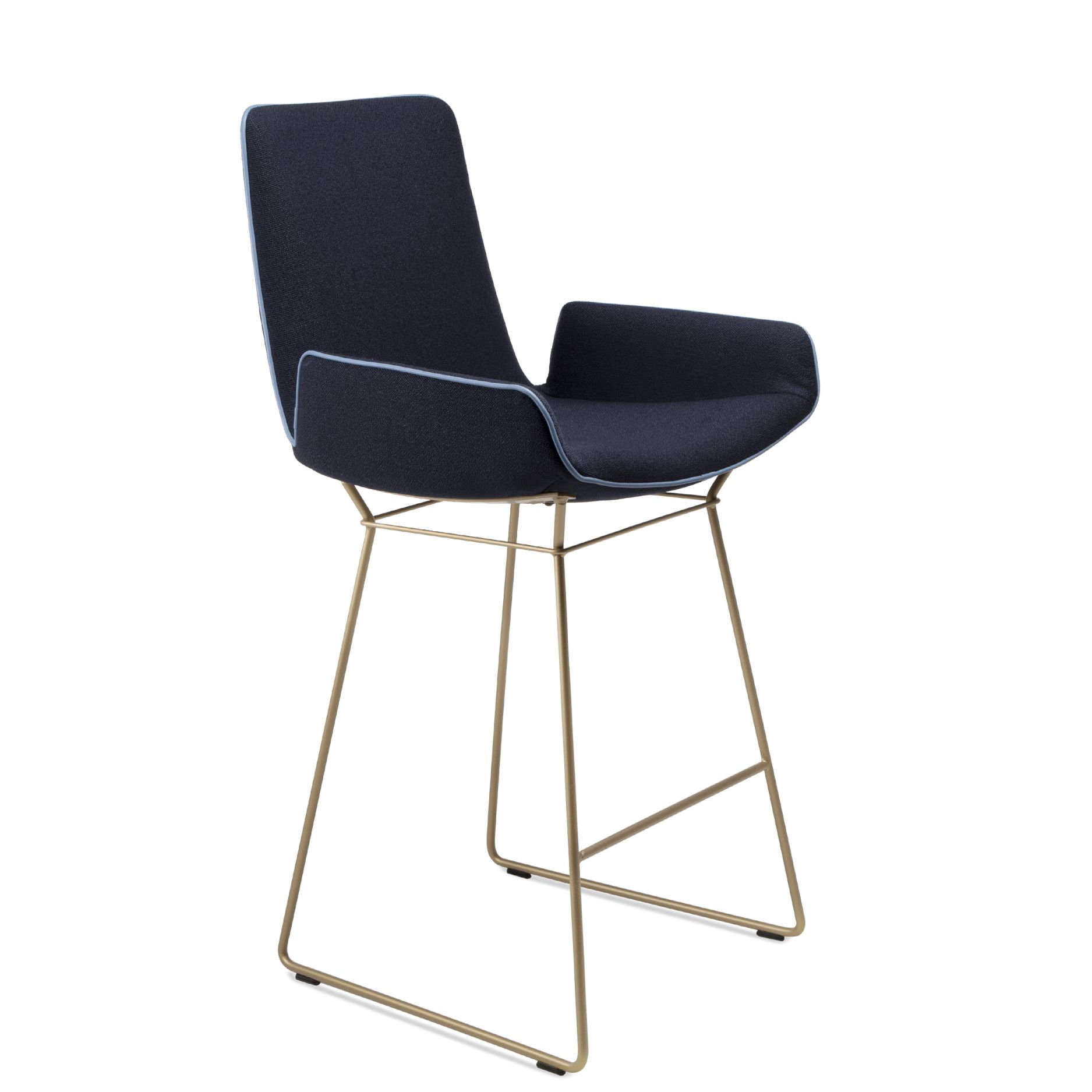 Amelie Thekenstuhl von Freifrau Manufaktur mit niedrigen Armlehnen und goldenem Metallgestell.