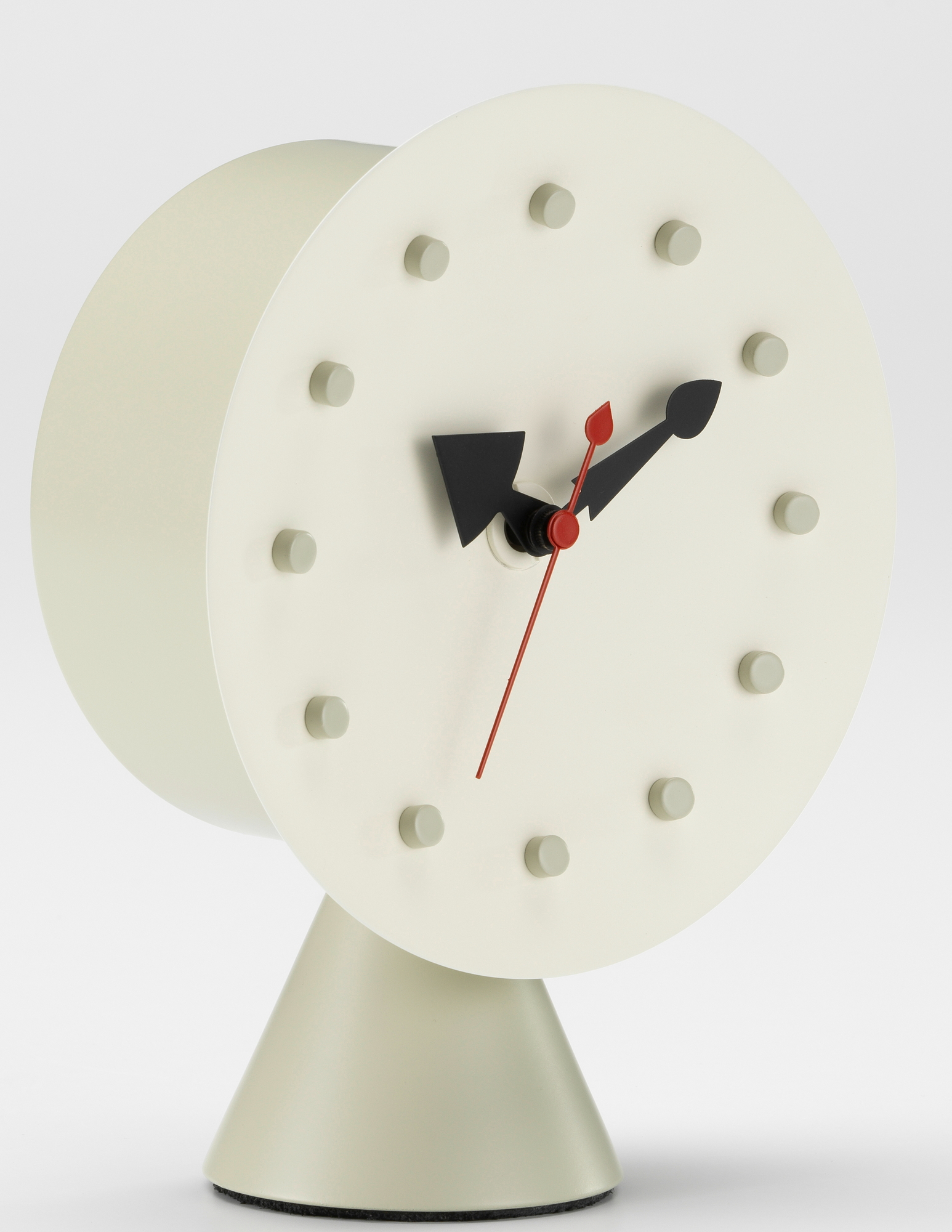 Nahaufnahme der Vitra Tischuhr mit Kegelbasis, modernes Design, cremefarben, schwarze und rote Zeiger.