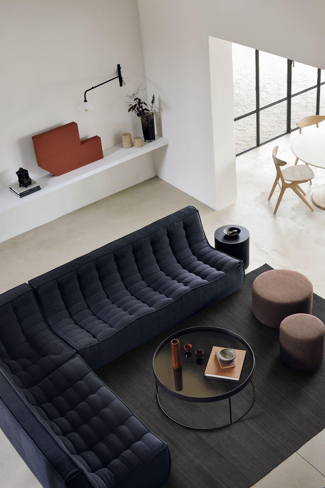 Ansicht von oben: Ethnicraft Couchtisch / Tabletttisch mit dunkler Polsterung und runder Tischplatte.