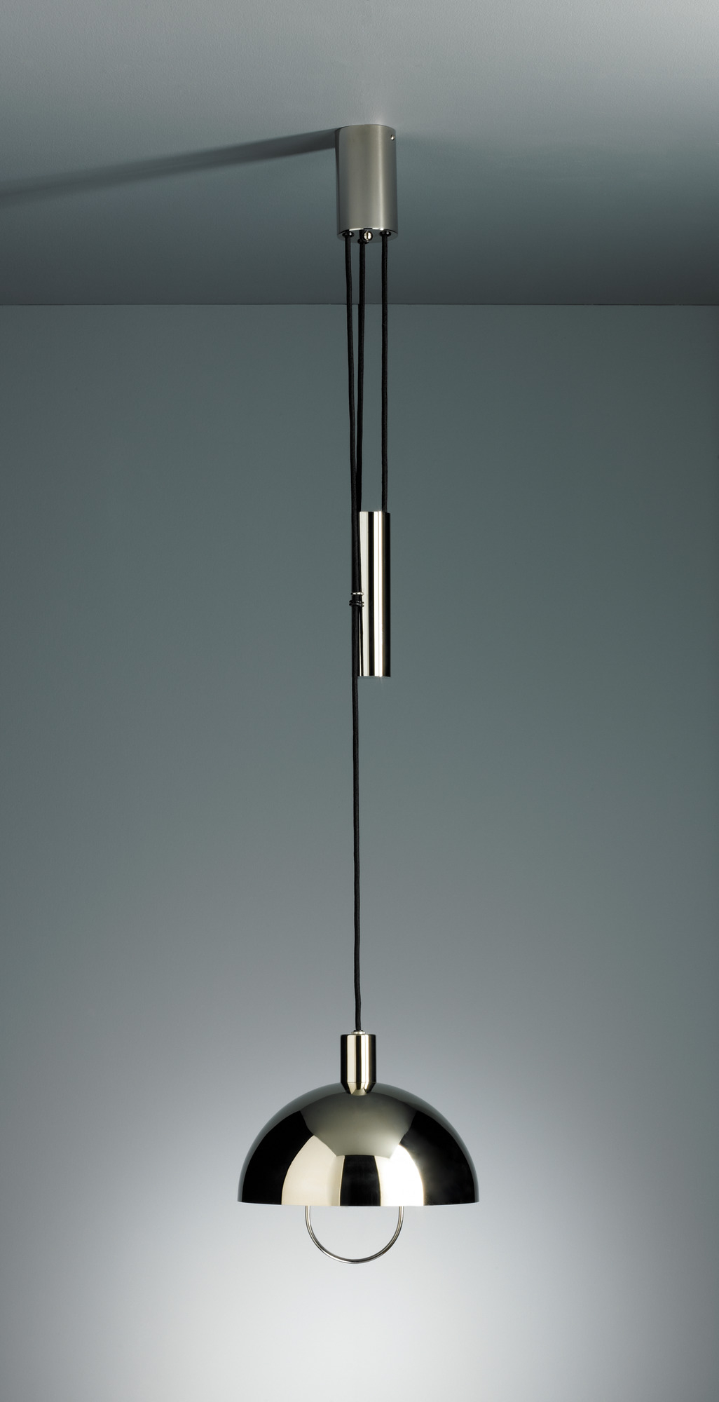 Nahaufnahme der Tecnolumen HMB 25/300 Bauhaus Pendelleuchte aus Metall, ohne Rollenzug.