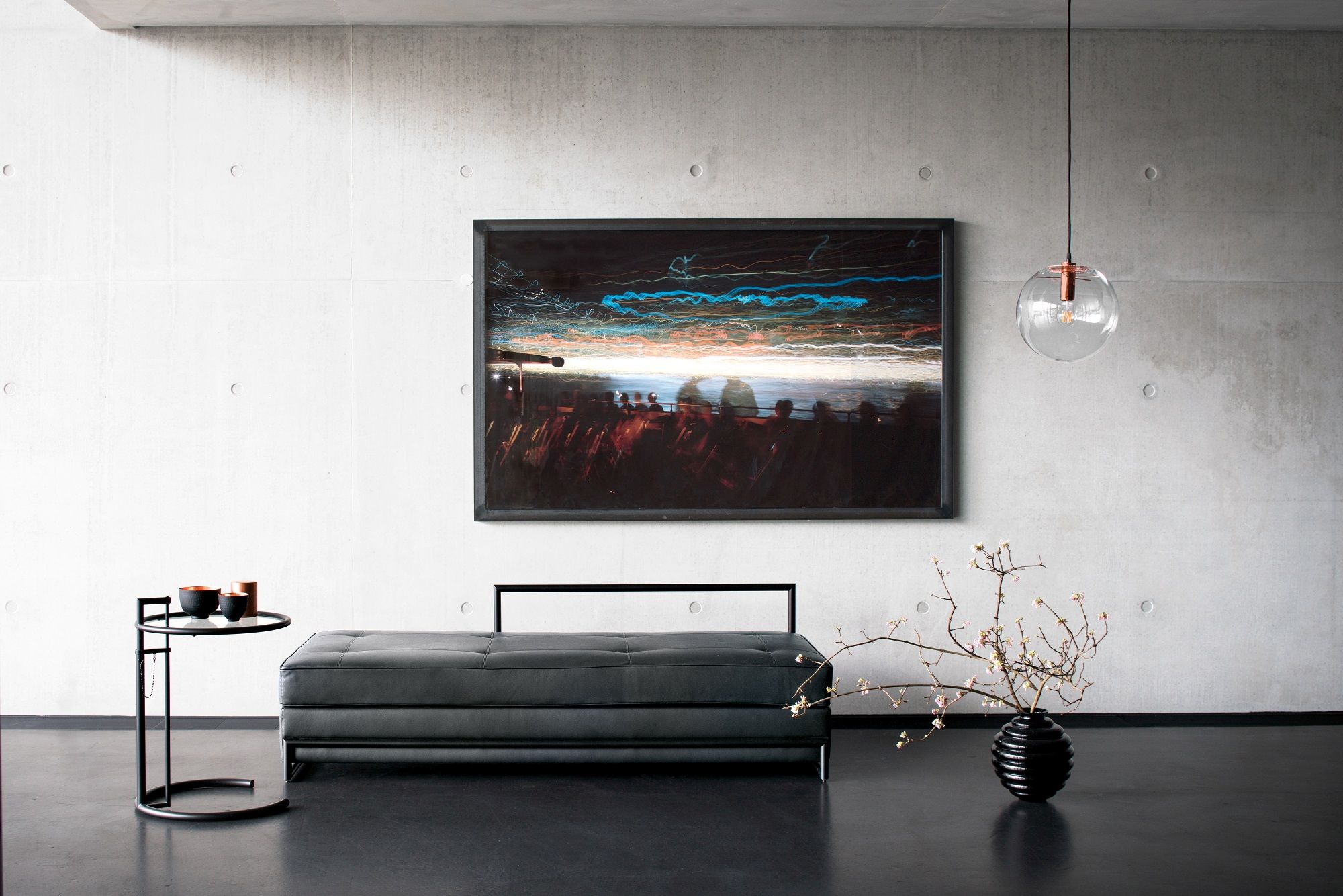 Schwarzes Day Bed, Liege von Classicon im modernen Wohnzimmer mit Kunst und Lampe.