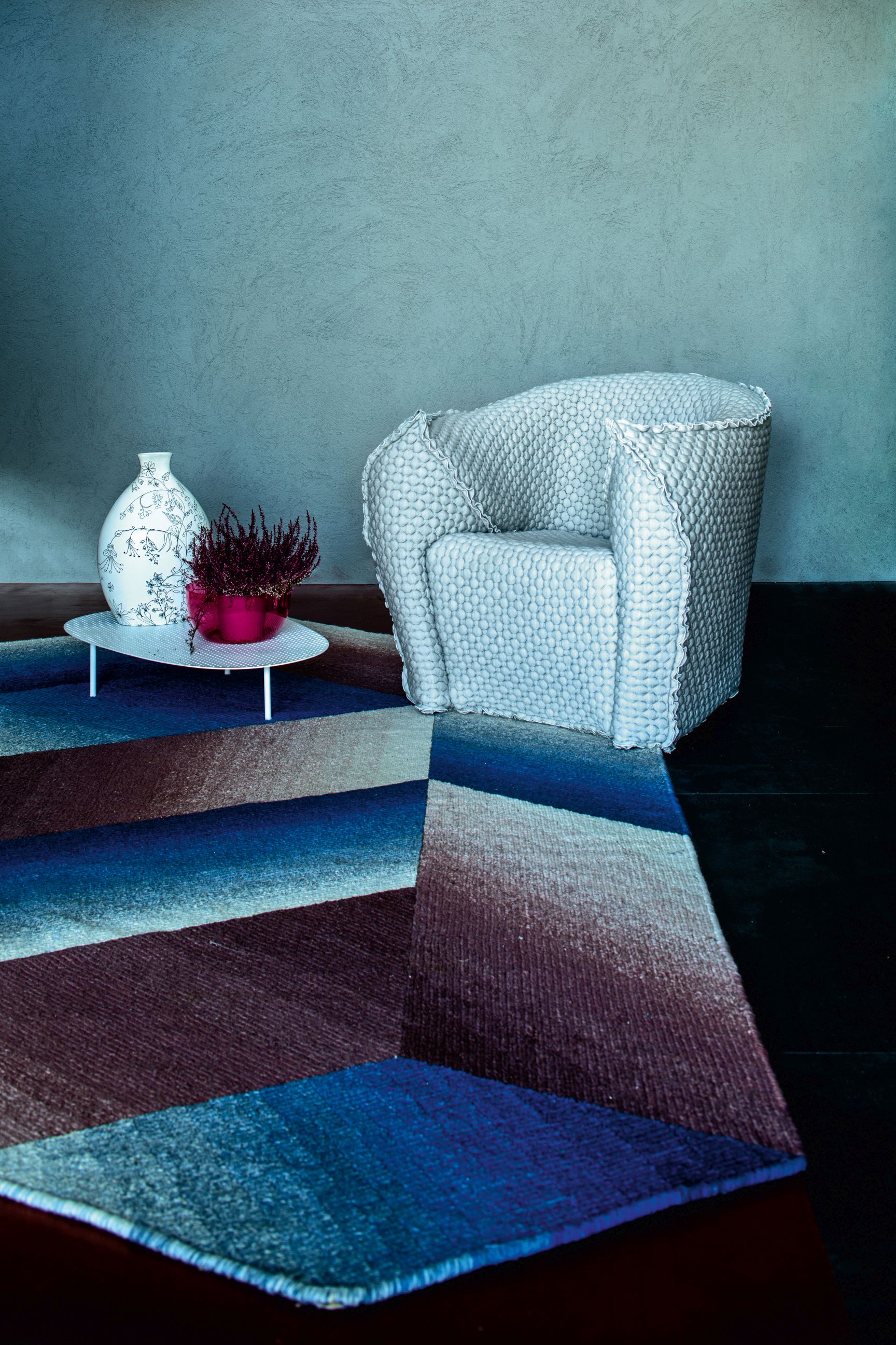 Cloud Tisch B 121 Moroso neben Sessel auf Teppich. Designmöbel für Wohnzimmer und Lounge.