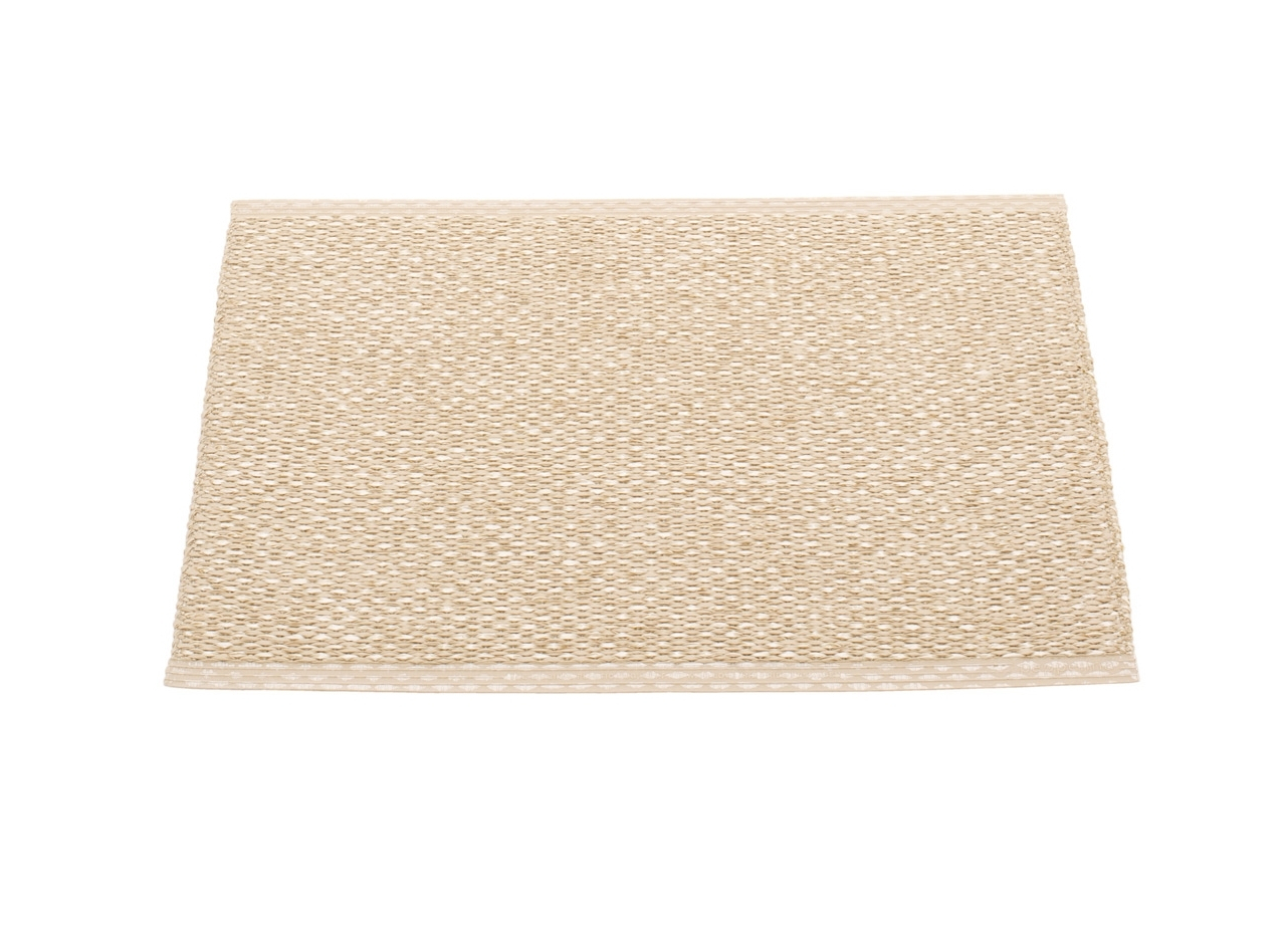 Beiger Svea Kunststoffteppich von Pappelina, 70x50 cm, gewebte Textur für Innen- und Außenbereich.