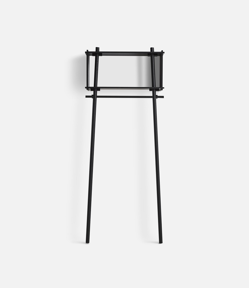 Töjbox Anlehngarderobe von Woud, minimalistisches Design aus schwarzer Eiche, ideal für Schlafzimmer und Ankleidezimmer.