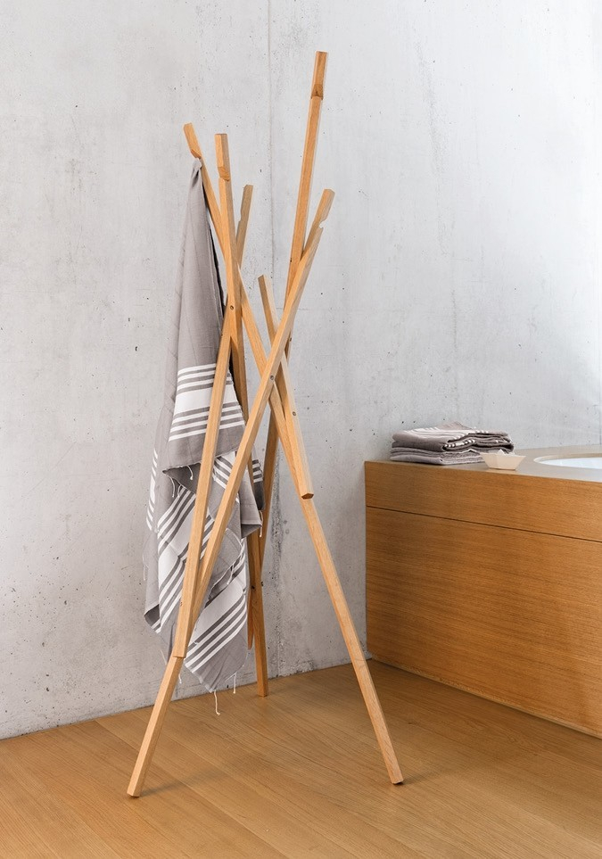 Sticks Garderobenständer aus Nussbaumholz mit Handtuch, moderner Kleiderständer für Flur und Eingangsbereich.