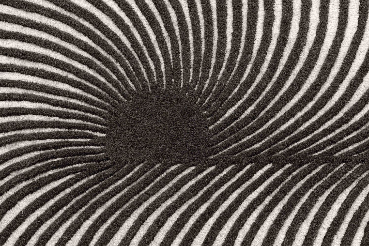 Detailaufnahme des Giro Rug Teppichs von Gan mit abstraktem, gestreiftem Muster in Schwarz und Weiß.