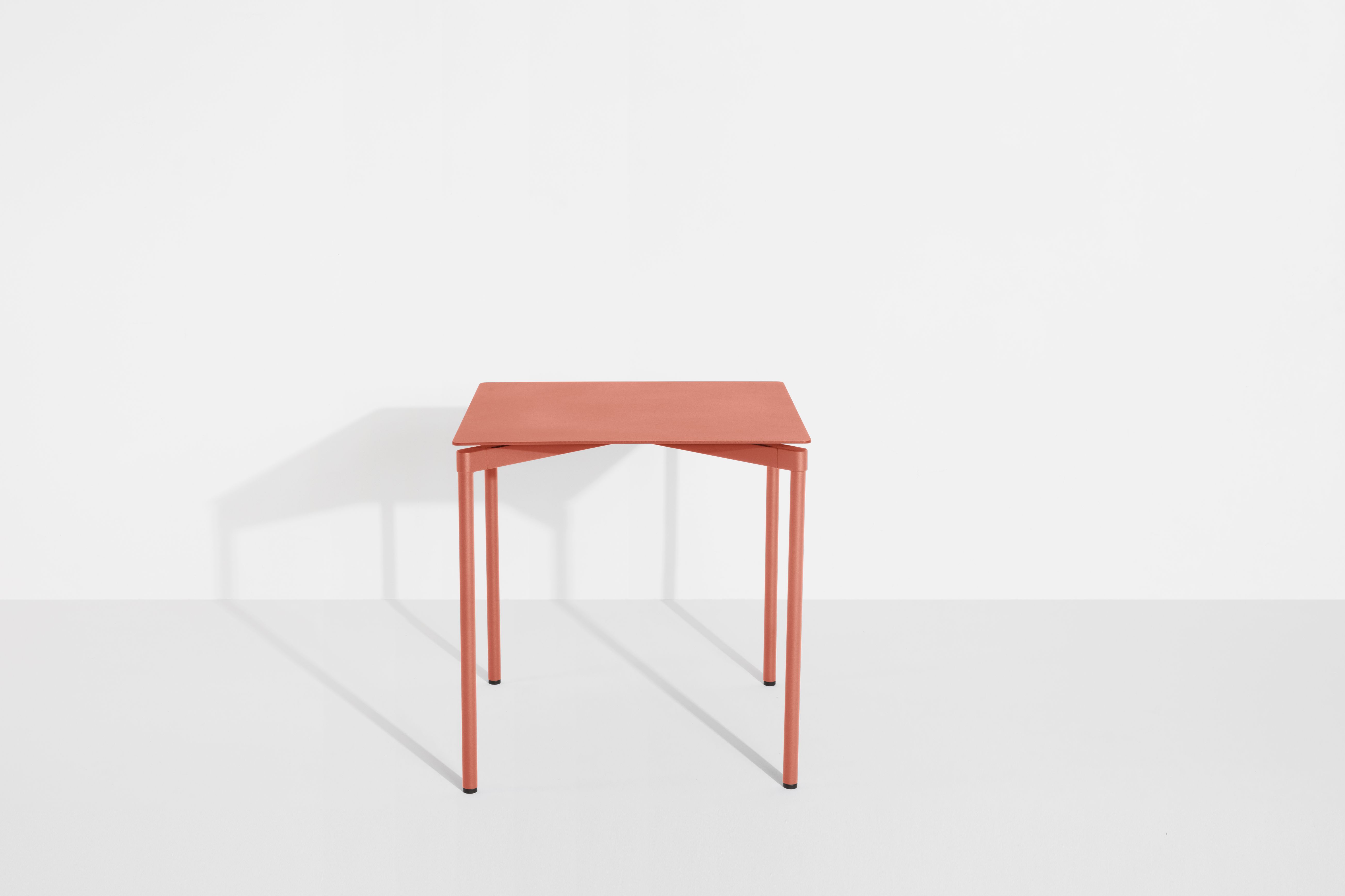 Quadratischer Fromme Esstisch von Petite Friture in Koralle, moderner Küchentisch für Esszimmer und Küche.