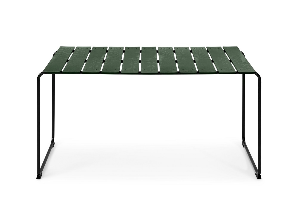 Grüner Ocean Table Outdoor Tisch für 4 Personen von Mater OC2 mit schwarzem Gestell.