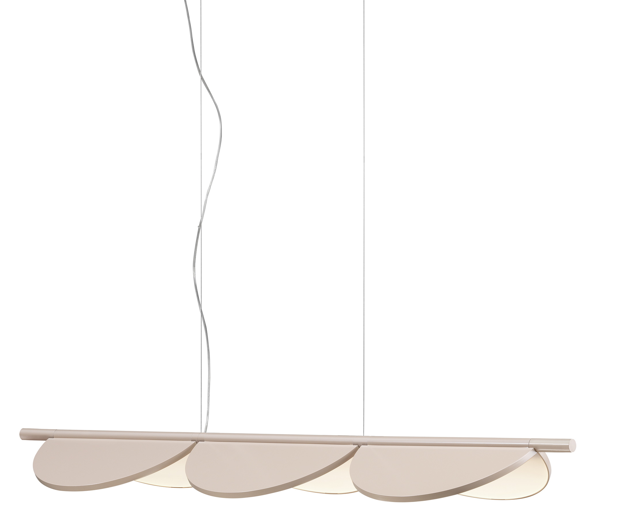 Almendra Linear Pendelleuchte in Nude: Moderne Hängelampe mit blattförmigen Elementen für stilvolle Beleuchtung.