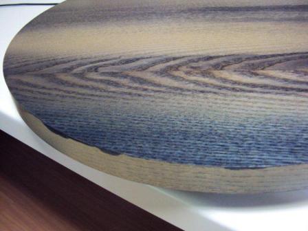 Detailaufnahme der Holzoberfläche vom Overdyed Beistelltischchen von Moroso Diesel. Modernes Design für Wohnzimmer und Schlafzimmer.