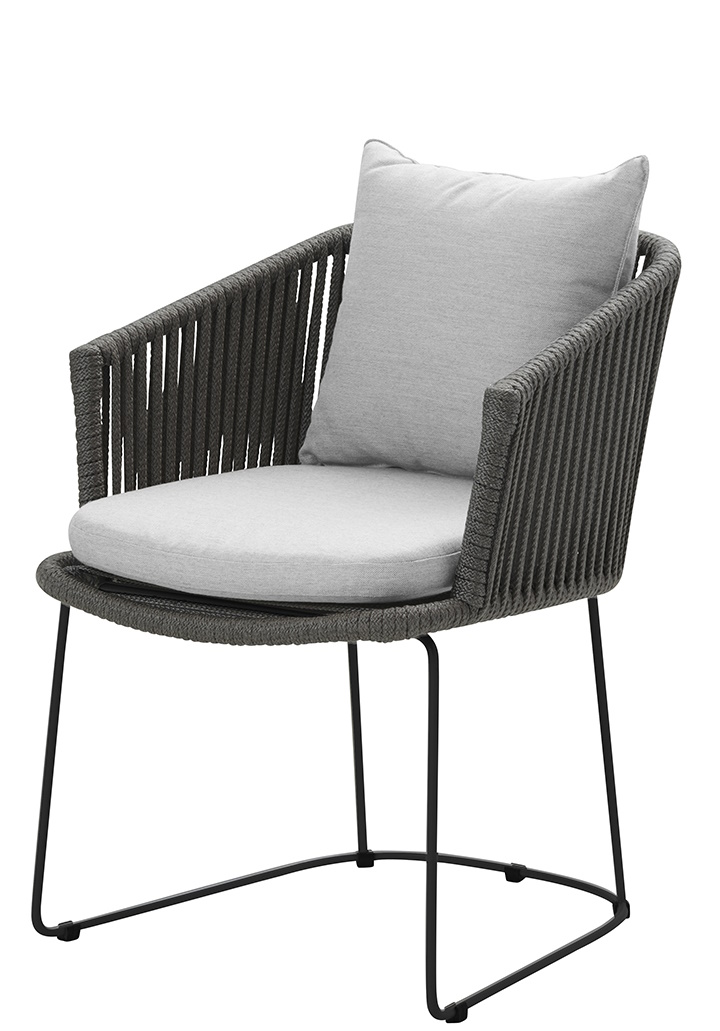 Nahaufnahme des Cane-Line Moments Stuhls mit hellgrauem Sitzkissen und Rückenkissen für den Außenbereich.