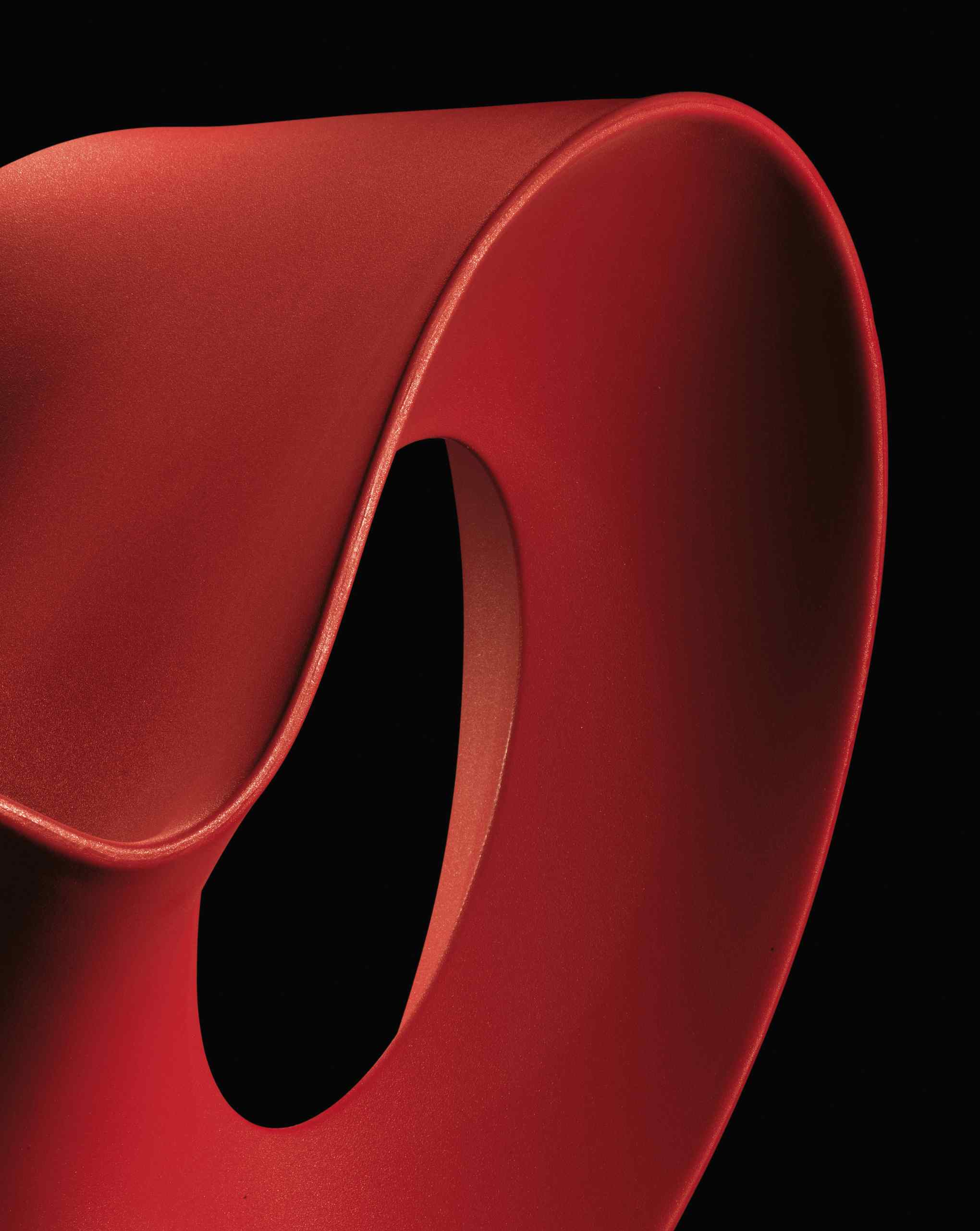 Detailaufnahme des roten VOIDO Schaukelstuhls von Magis, modernes Designmöbel für Wohnzimmer und Kinderzimmer.