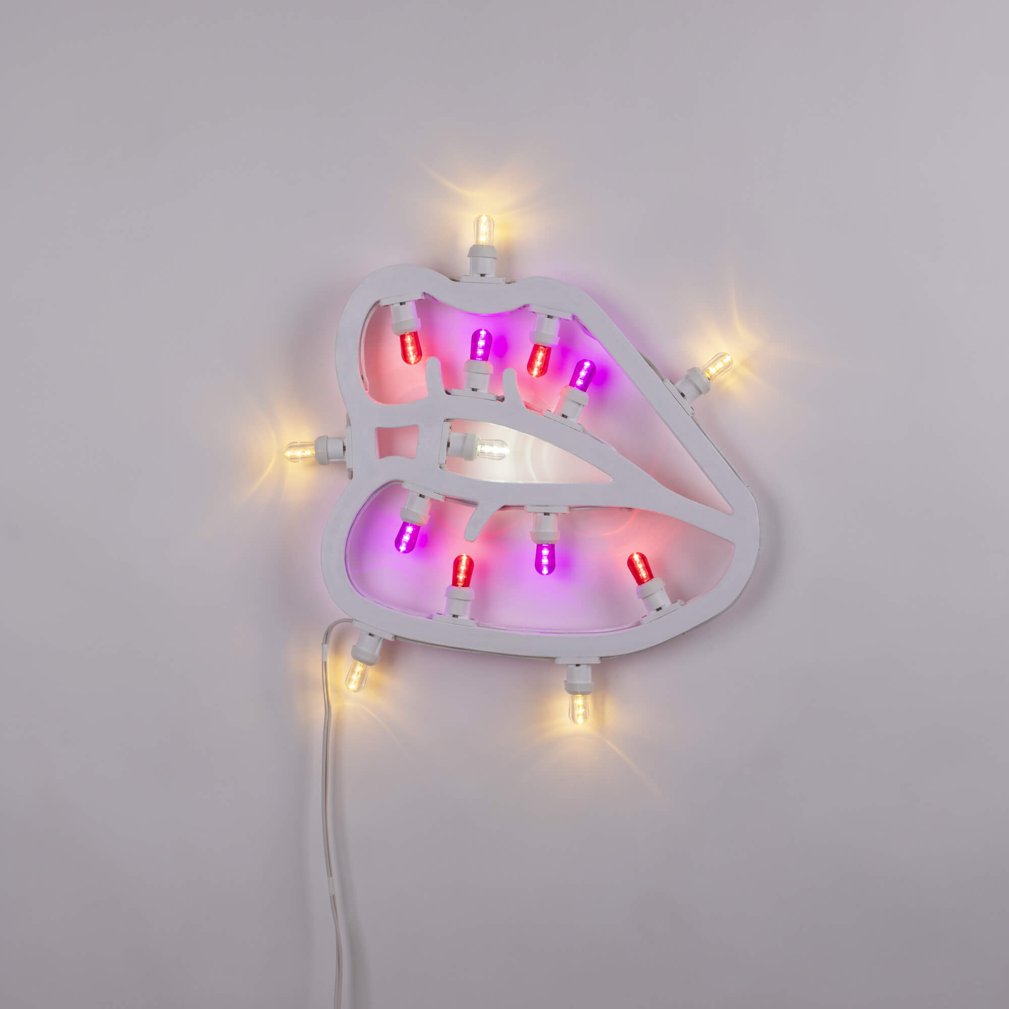 Weiße Hotlight Lips LED Leuchte von Seletti, Lippenform mit bunten und warmweißen Glühbirnen.