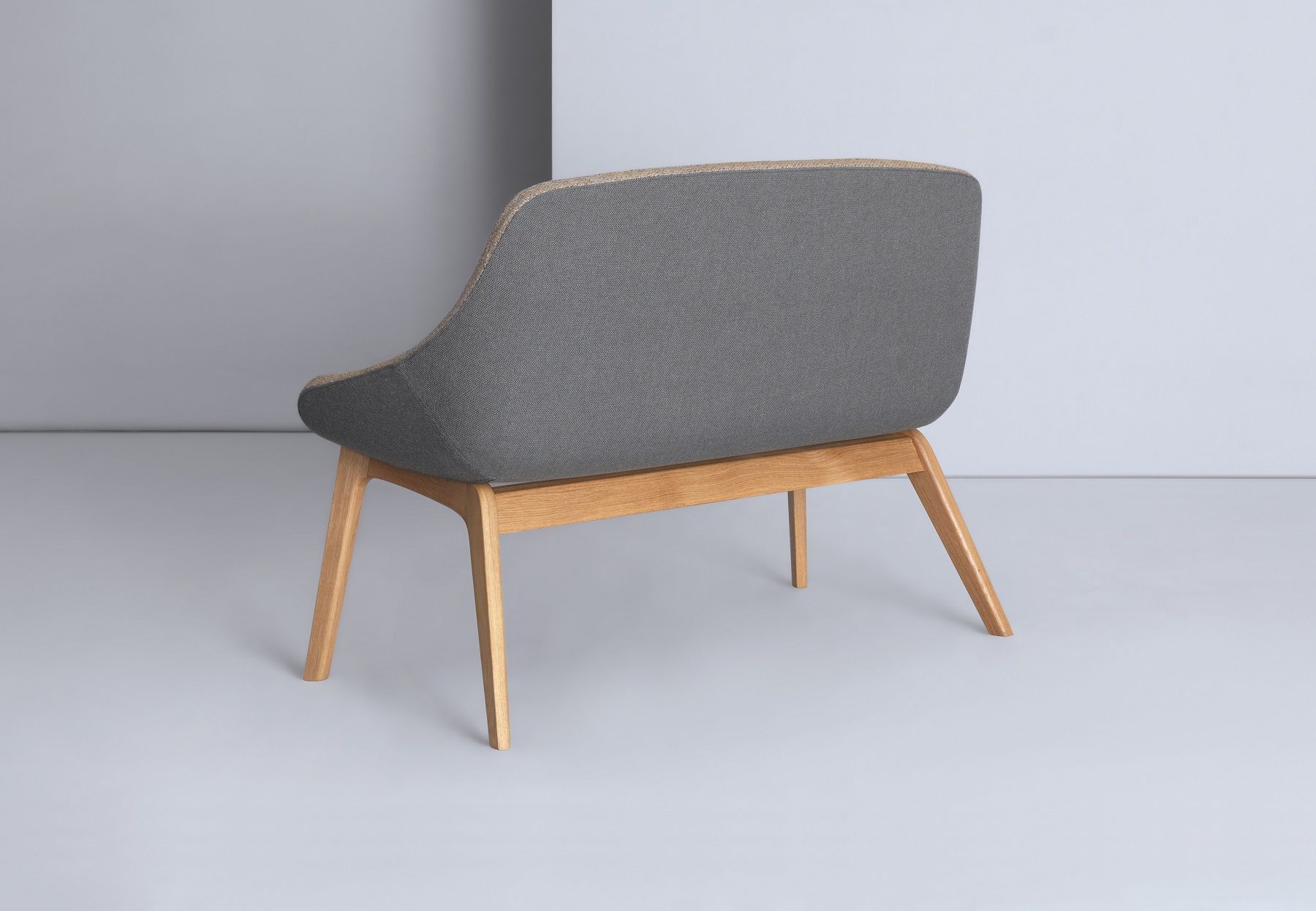 Rückansicht des Morph Duo Sofas mit grauem Stoffbezug und hellem Holzgestell.