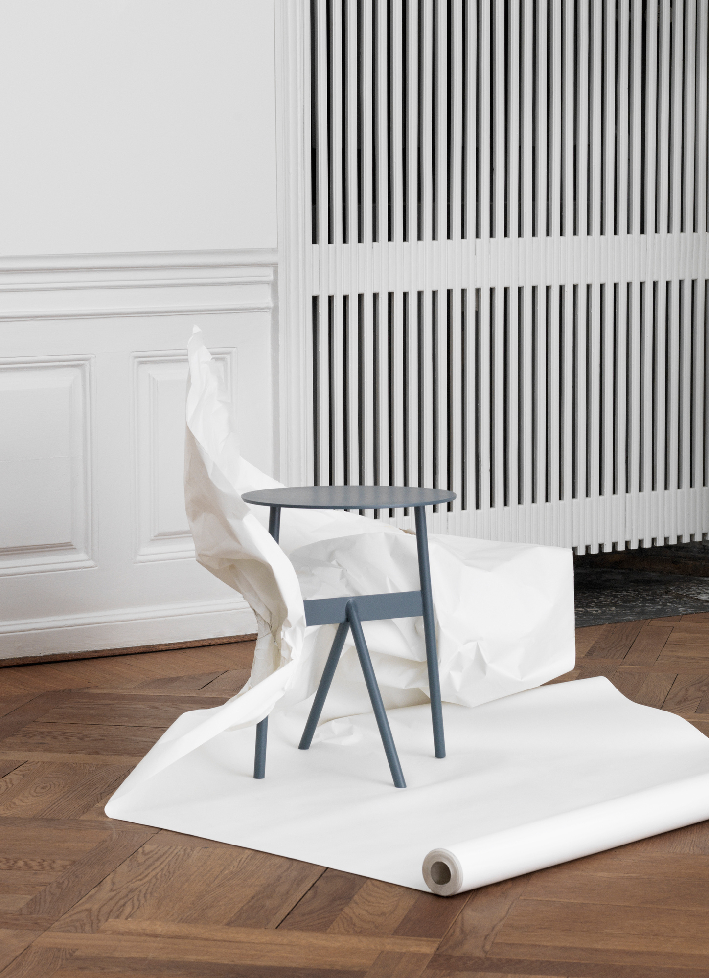 Blauer Stock Table Beistelltisch von Normann Copenhagen mit Papier auf Parkettboden.
