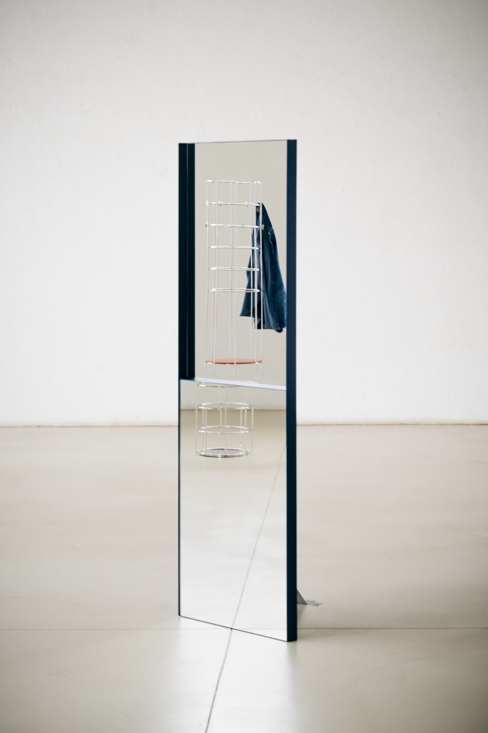 OneTwo Spiegel von Richard Lampert in Dunkelbronze mit Ablage und Jacke im minimalistischen Design.