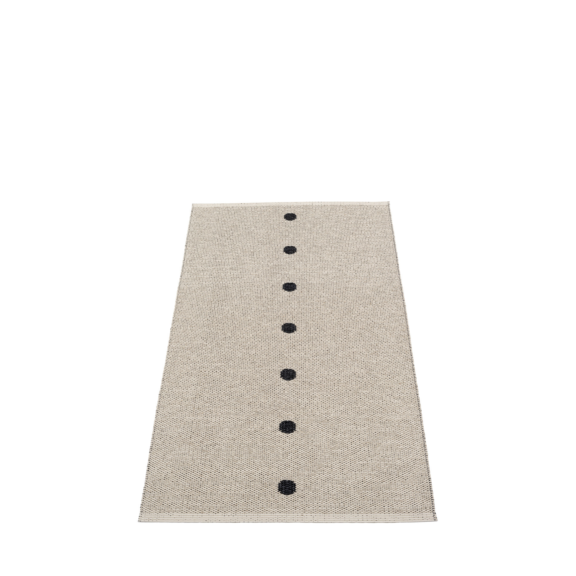 Pappelina Peg Kunststoffteppich in Schwarz, Größe 70x140 cm, mit schwarzen Punkten auf beigem Grund.