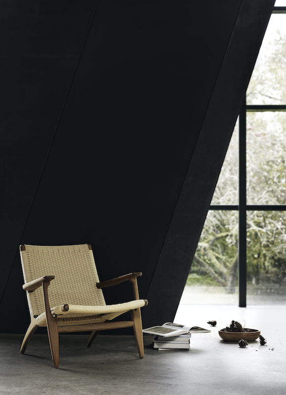 CH25 Lounge Sessel von Carl Hansen & Søn mit Eichegestell und Naturgeflecht.