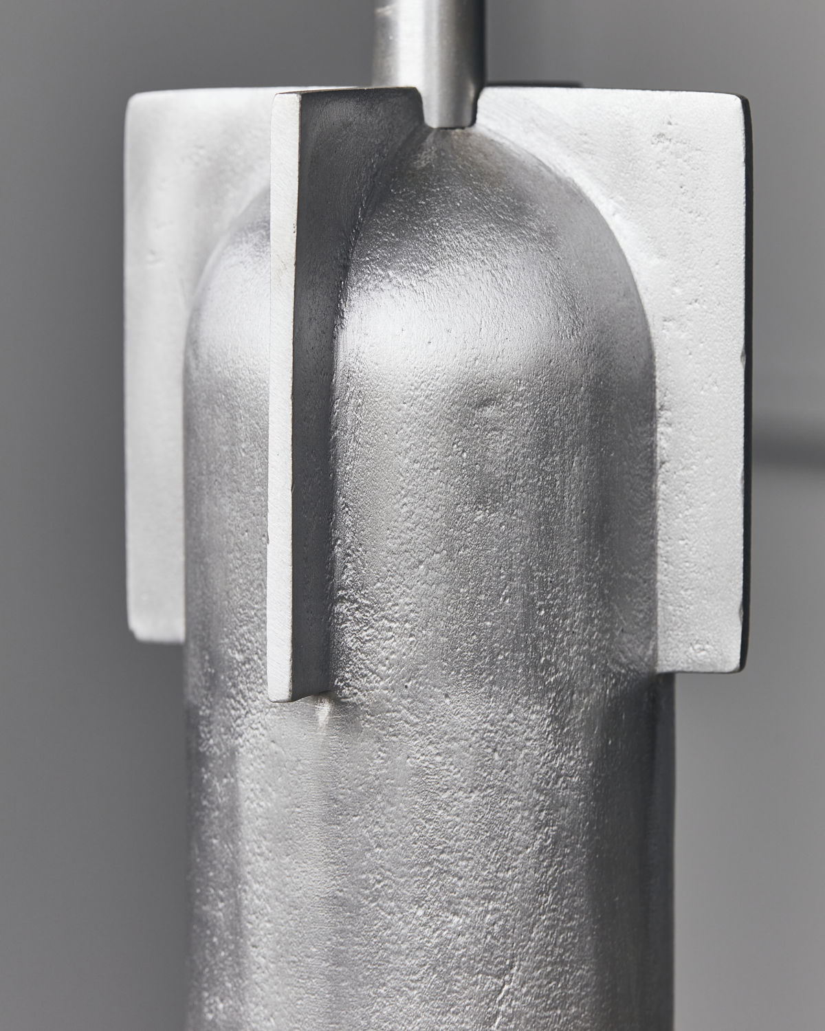 Detailaufnahme der silbernen Akola Pendelleuchte von House Doctor, modernes Design, Einzelstück.