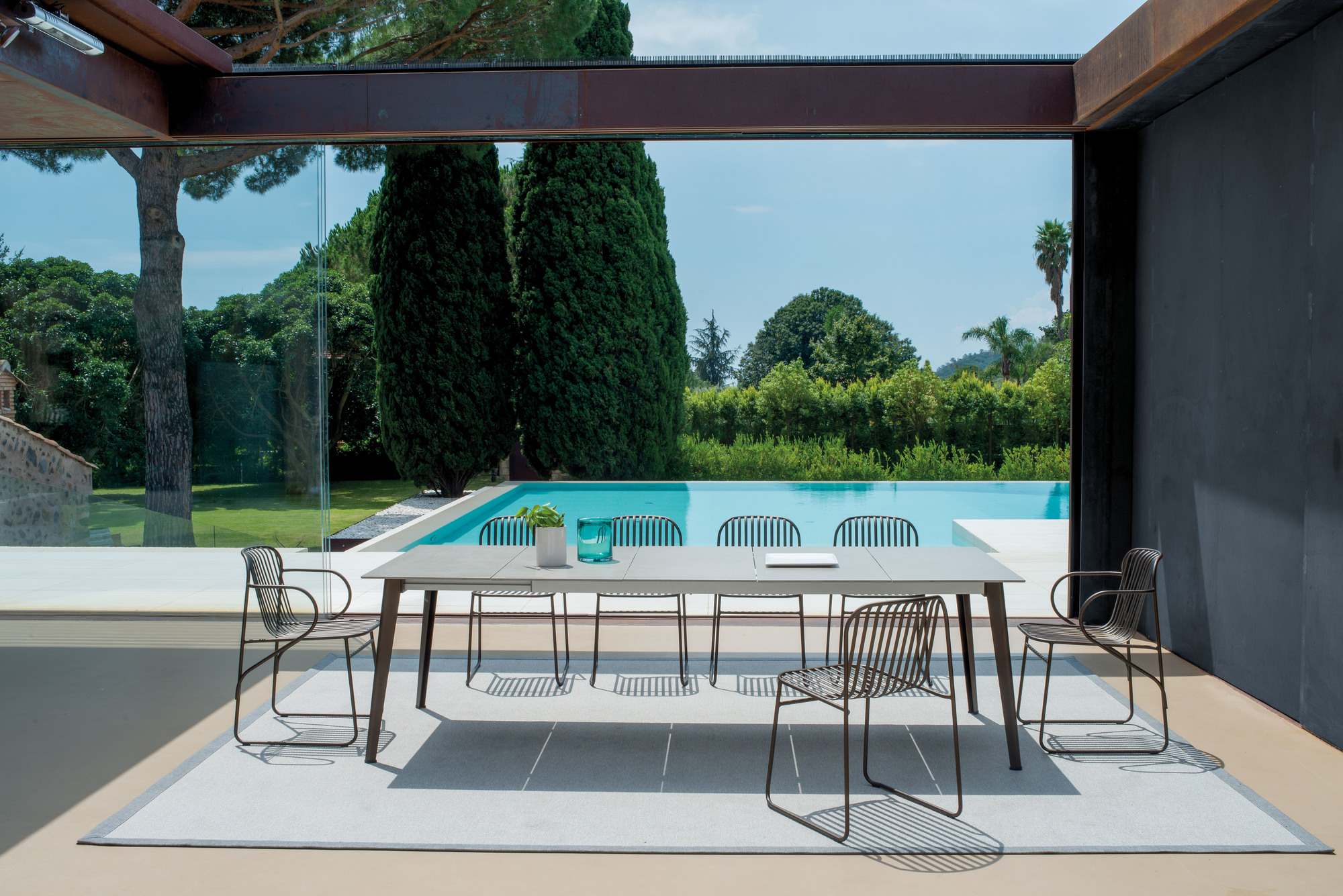 Riviera Stuhl "Antikes Eisen" von Emu, ein moderner Metallstuhl für den Garten oder die Terrasse.