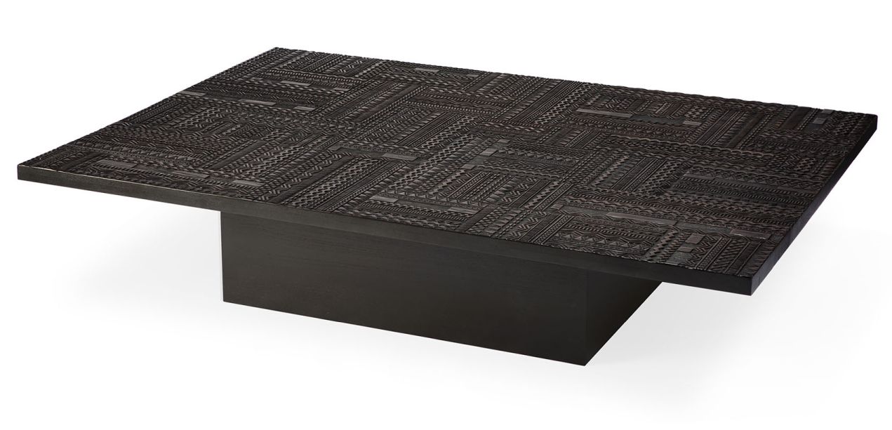 Schwarzer Tabwa Couchtisch aus Teakholz von Ethnicraft mit filigranen, ethnischen Mustern auf der Tischplatte.