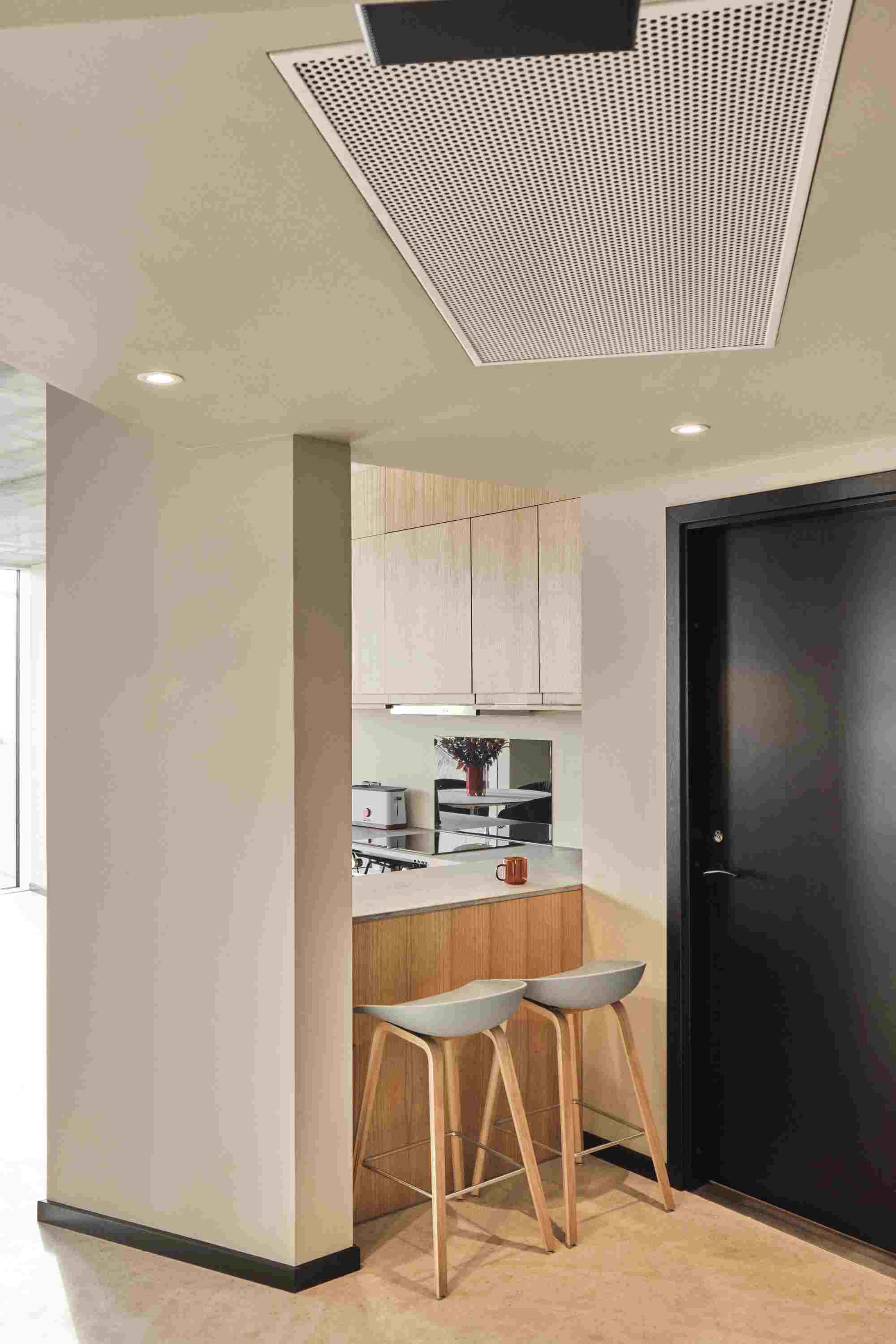 Zwei About a Stool AAS32 Barhocker in Azure Blue an einer Küchentheke.