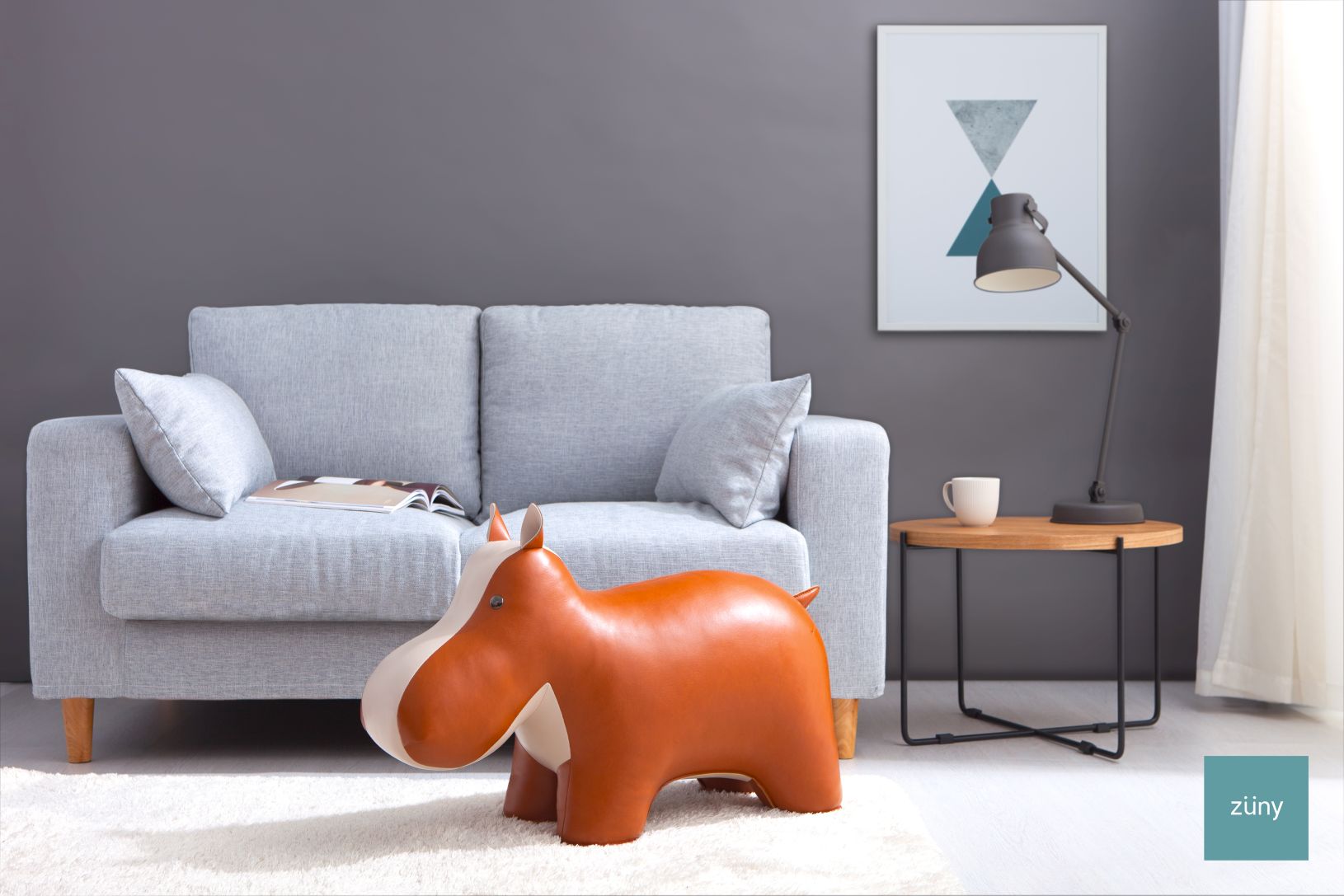 Brauner Hippo Hocker von Züny im Wohnzimmer, dekorativer Tierhocker für Kinder und Erwachsene.
