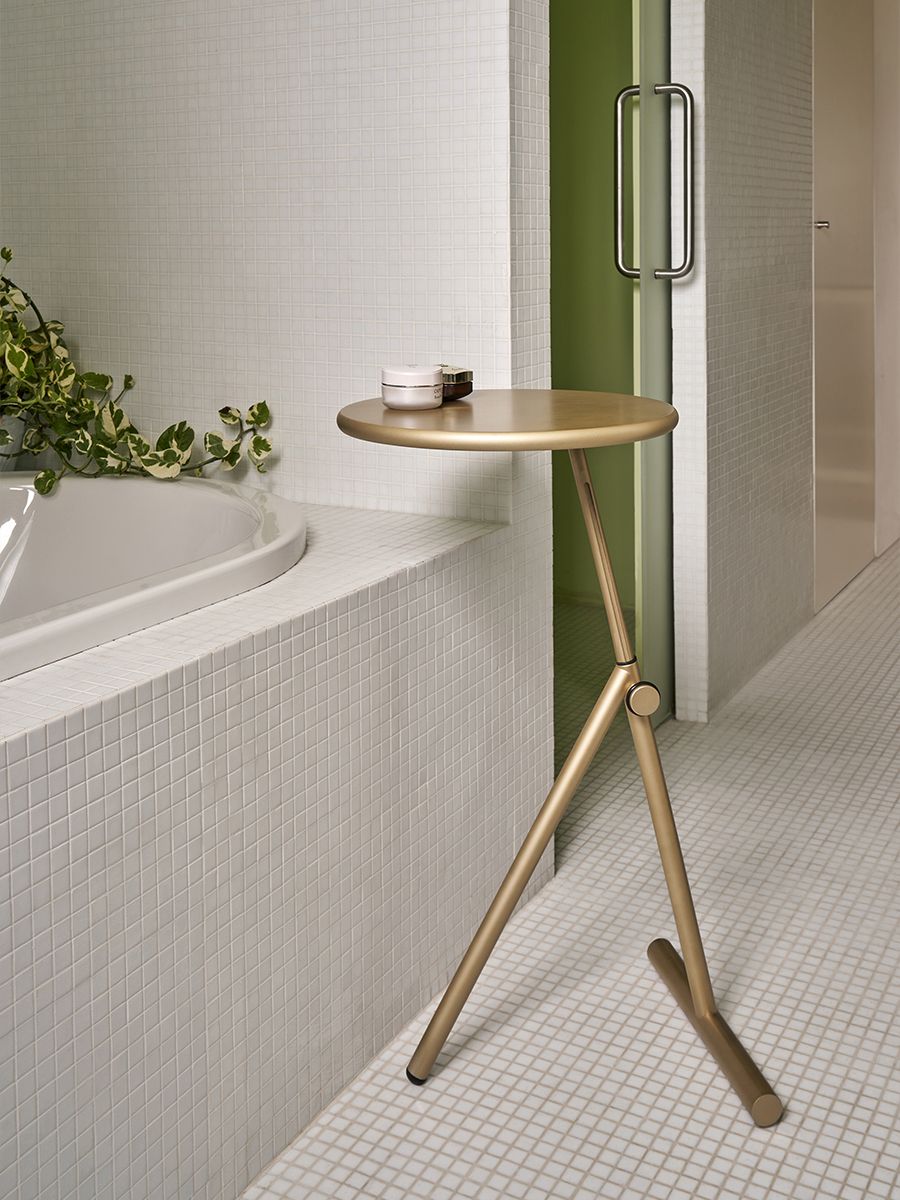 Goldener Koji Coffee Table Beistelltisch von Opinion Ciatti im Badezimmer, höhenverstellbar, für stilvolle Ablage.