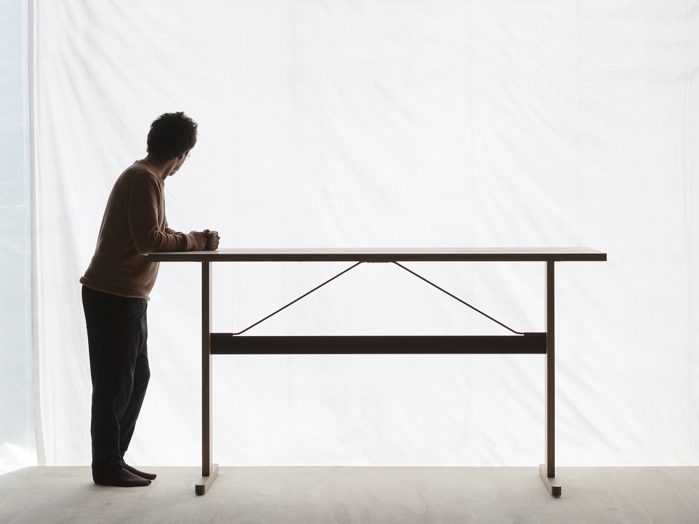 Passerelle High Table von Hay: Stehtisch in Eiche schwarz mit grauer Linoleumplatte, B250.