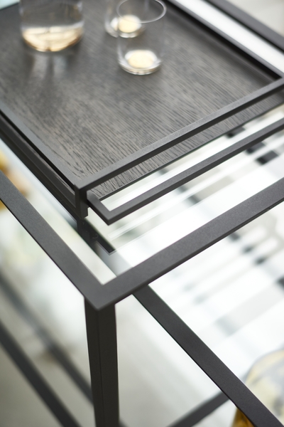 Detailaufnahme des Tangled Kabinettschrank Spectrum Sideboards mit Glasablagen und dunklem Holztablett.